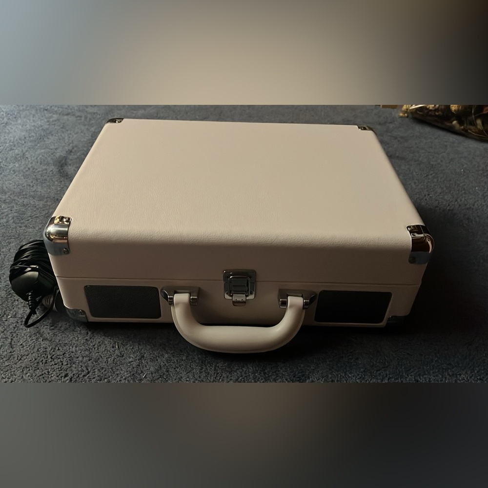 Victrola white suit case record player